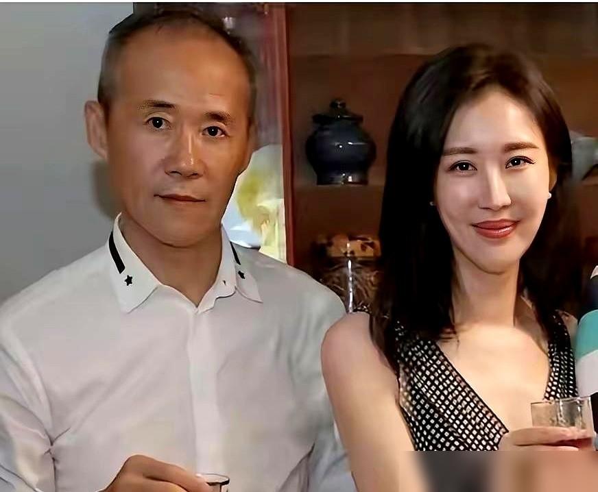 田朴珺当着段永平的面，说王石在家不洗碗。​老爷子就在旁边听着。​这哪是抱