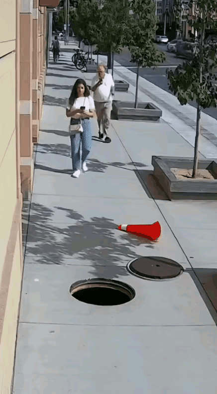 都是手机惹的祸！美女在前方招手，俊男紧跟而进。