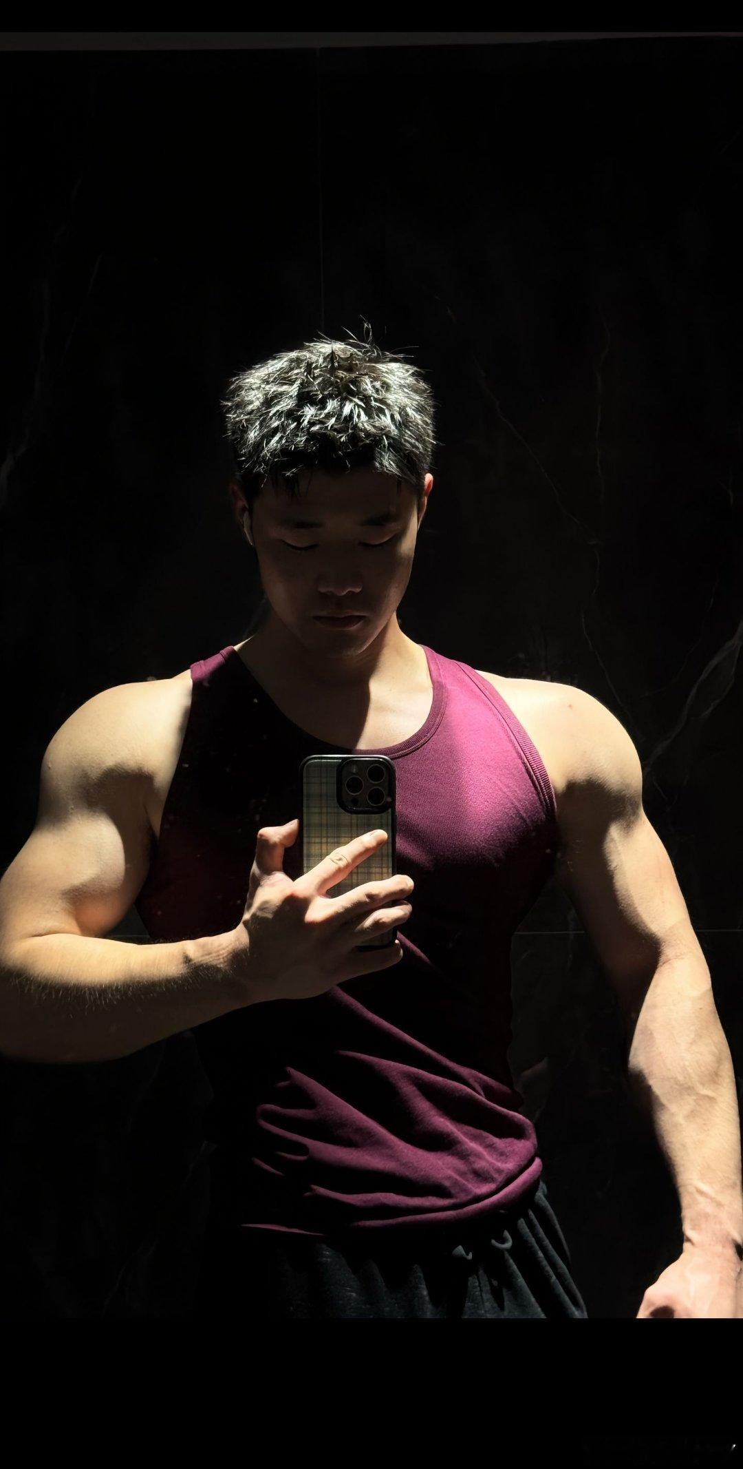 谁能不爱一个强壮肌肉男体育生​​​