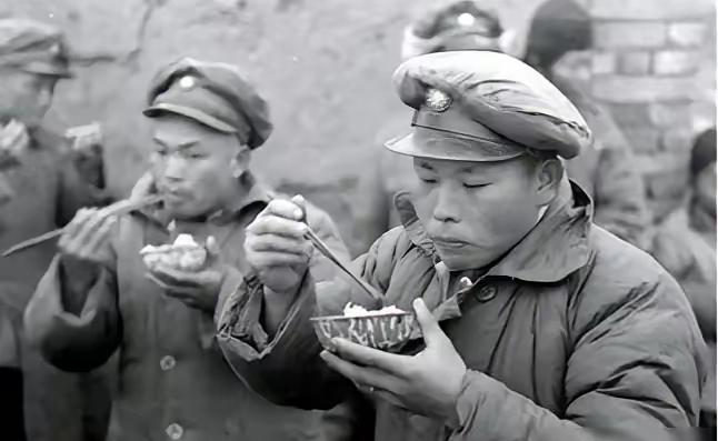 1948年，有一个国民党士兵饿的实在受不了了，跑到了解放军阵地，竟然背回一袋子馒