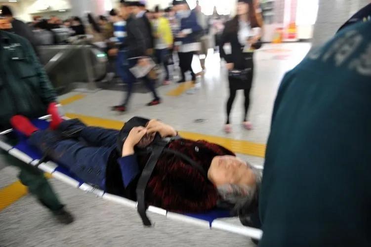 “谁死谁有理？”广东惠州，一大妈逆行，被一顺行男子的拉杆箱绊倒，这一倒不要紧，大