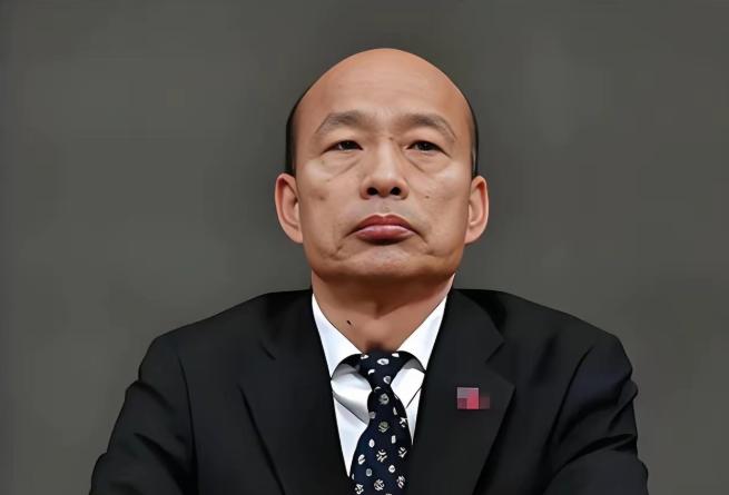韩国瑜访美归来，国民党彻底分裂，两条路线公然对立。一场接机画面，直接把国民党藏了