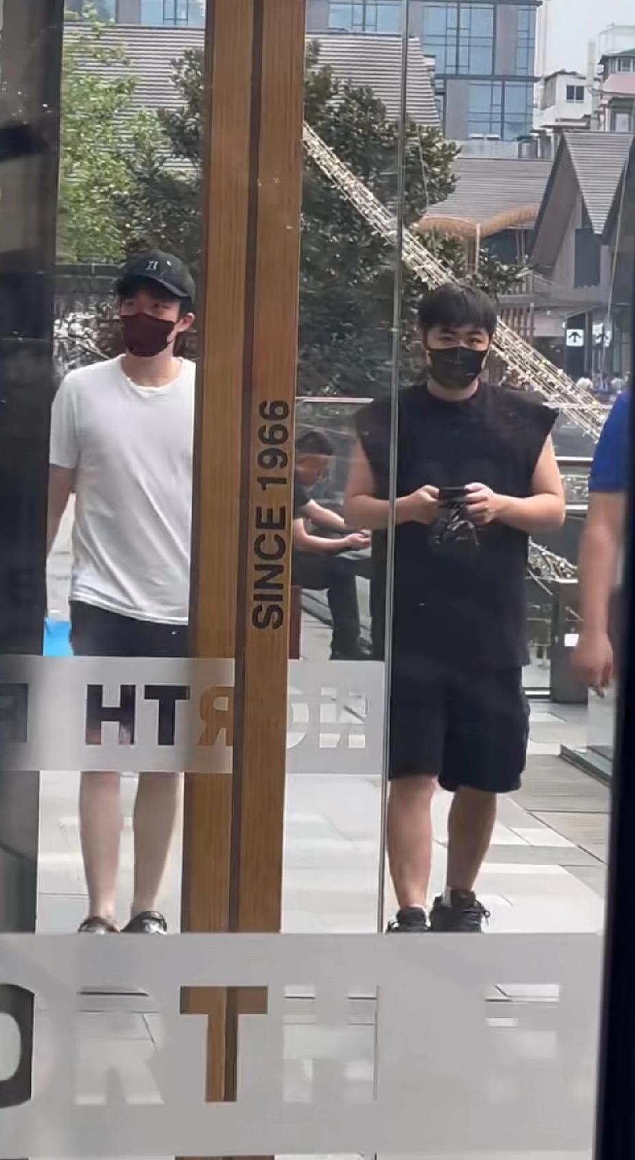 成都封训间隙偶遇王楚钦曹巍！刷到成都街头同框啦！国乒正在成都封闭备战，王楚