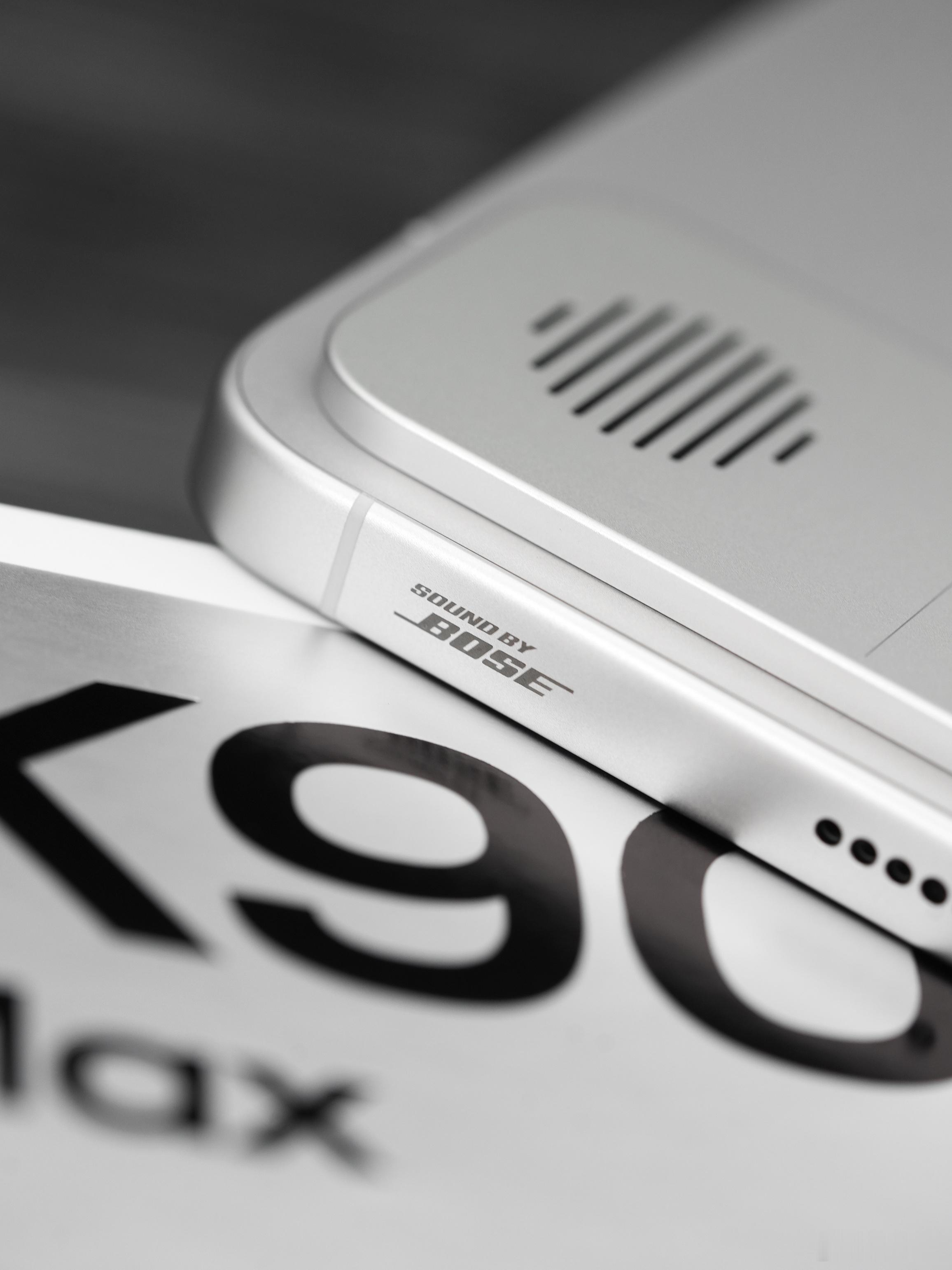 小米的审美越来越好了，REDMIK90Max颜值真不错。后盖的风扇和手机融合