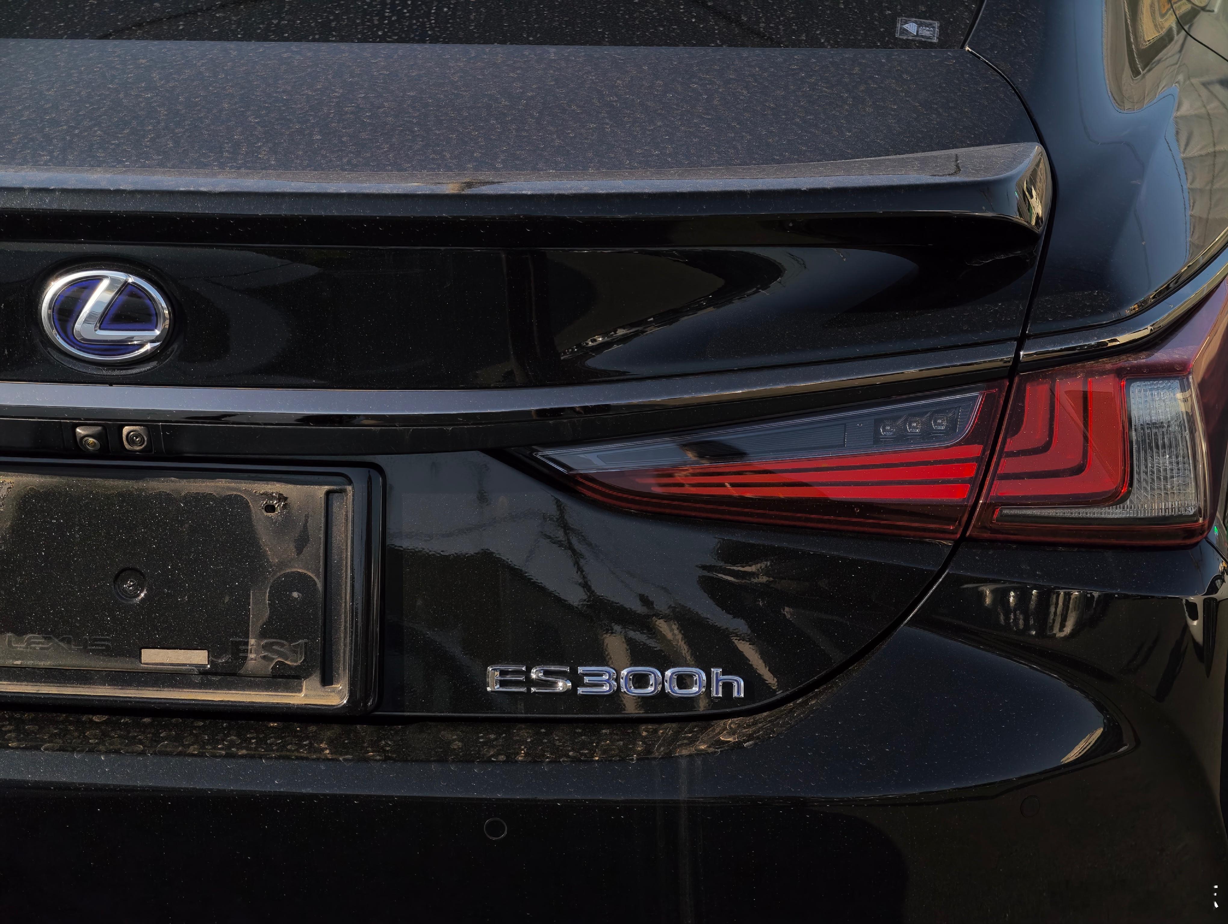 型车街拍感受一下雷克萨斯的保值率。2019年的ES300hFSPORT，跑了