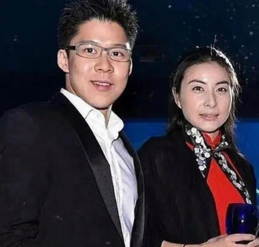 主持人直勾勾问郭晶晶：“霍家每个月给你多少生活费？”谁能想到，她轻飘飘一句话，