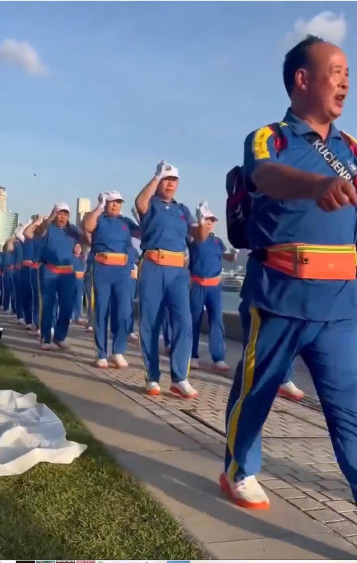 真是服了！暴走团惊现香港维多利亚港。一帮内地暴走团组团专程去香港丢脸去。