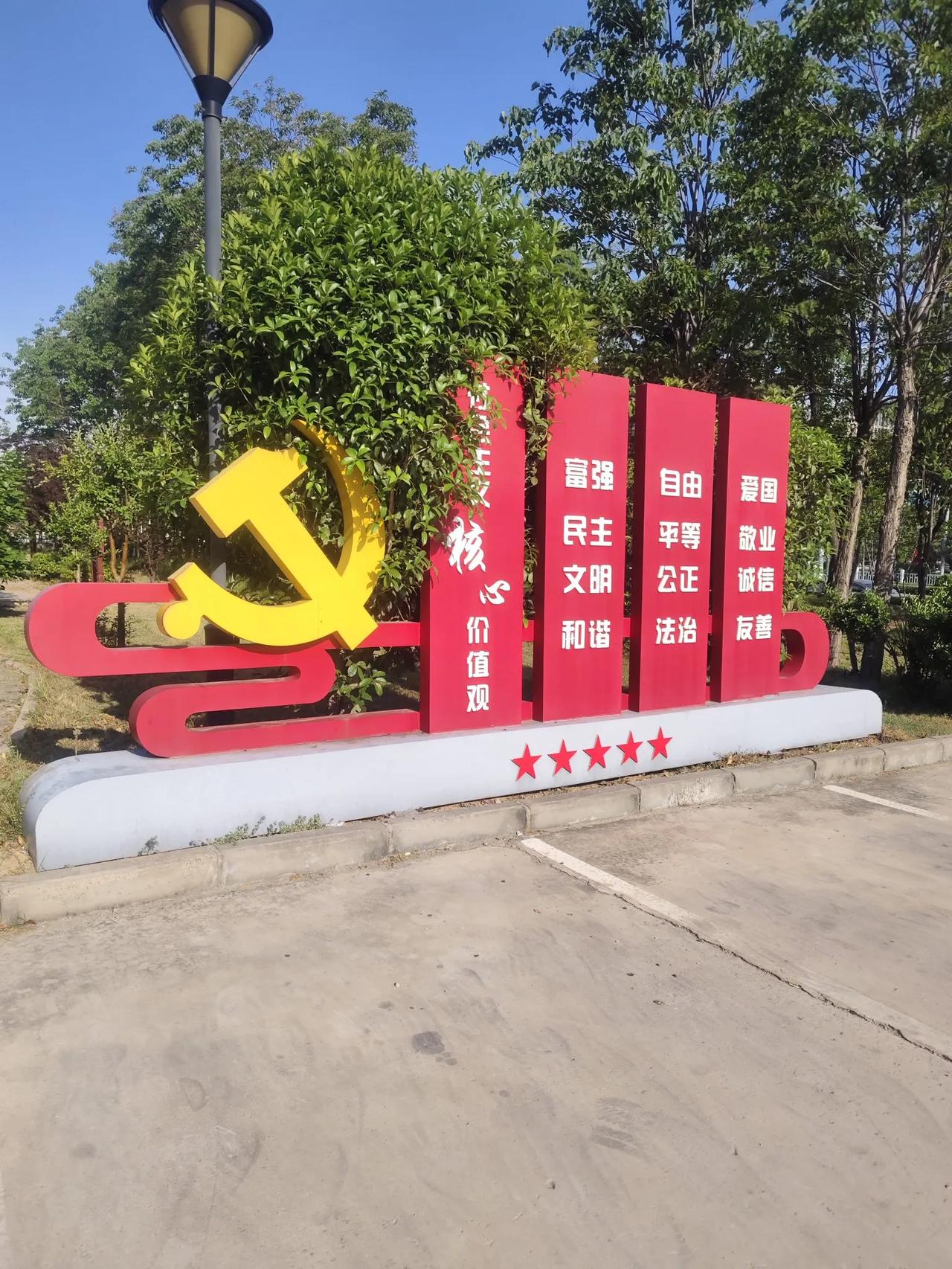 今天我们办公室的男同事拿了一瓶蜜雪冰城。然后就在那儿呼呼地喝了起来。办公室的一位