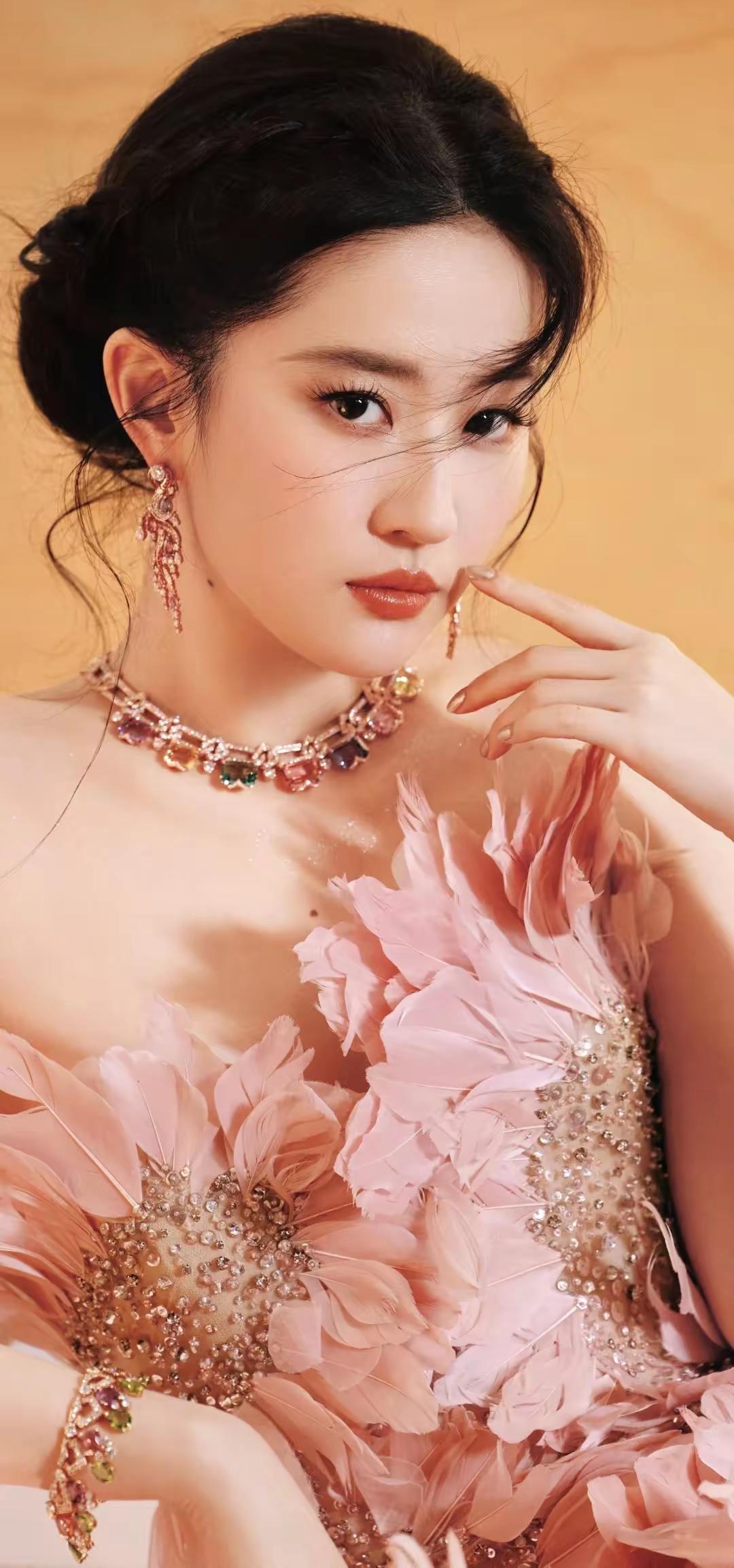 美女壁纸～刘亦菲的每一面，都美得不可方物，可盐可甜，从容切换，这就是独属于她的顶