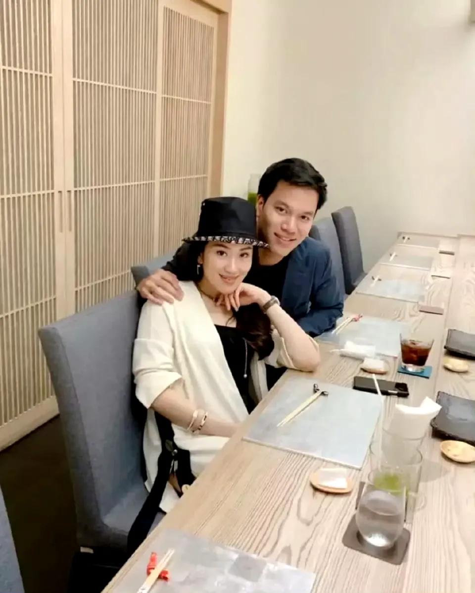 佩通坦以前恋爱的时候，十足的小女人，柔美娇俏，有人可惜为什么她要参与政治，享受儿