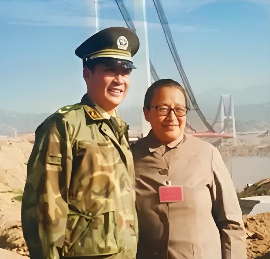 1996年，正在办公的刘源接到一个电话，只听对方说：“小源，我是你李讷姐，我想见