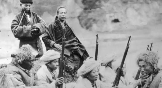 1937年，甘肃河西走廊。两万多红军将士被马家军围杀，一万三千人被俘。被俘之后等