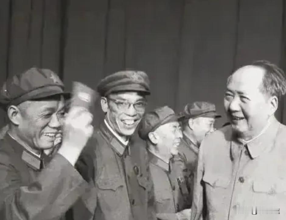 毛主席健步走来，韩上将兴奋地举起红宝书高呼“毛主席万岁”！定边那仗，说简单