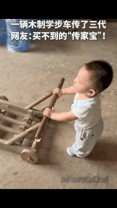 “真没想到上人民日报了！”江西上饶，宝宝刚学走路总爱跪着爬，怎么扶都站不稳，妈妈
