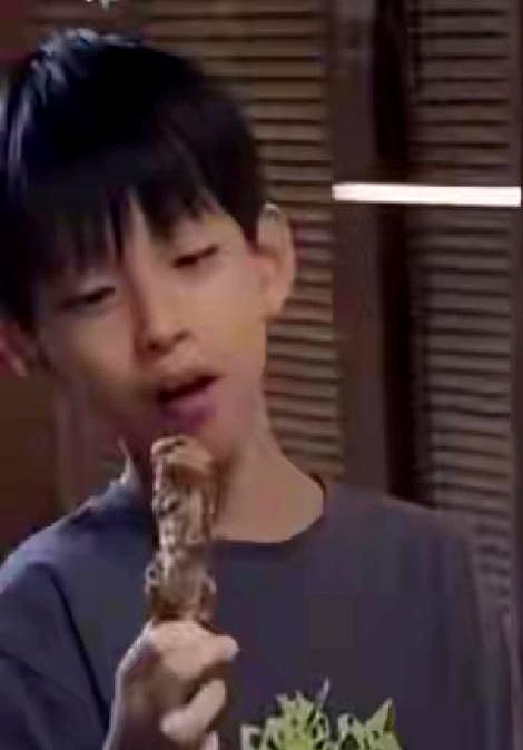 读到这篇关于大S和子女的文章，手里的茶瞬间就不香了。文中那句“若非英年早逝”，