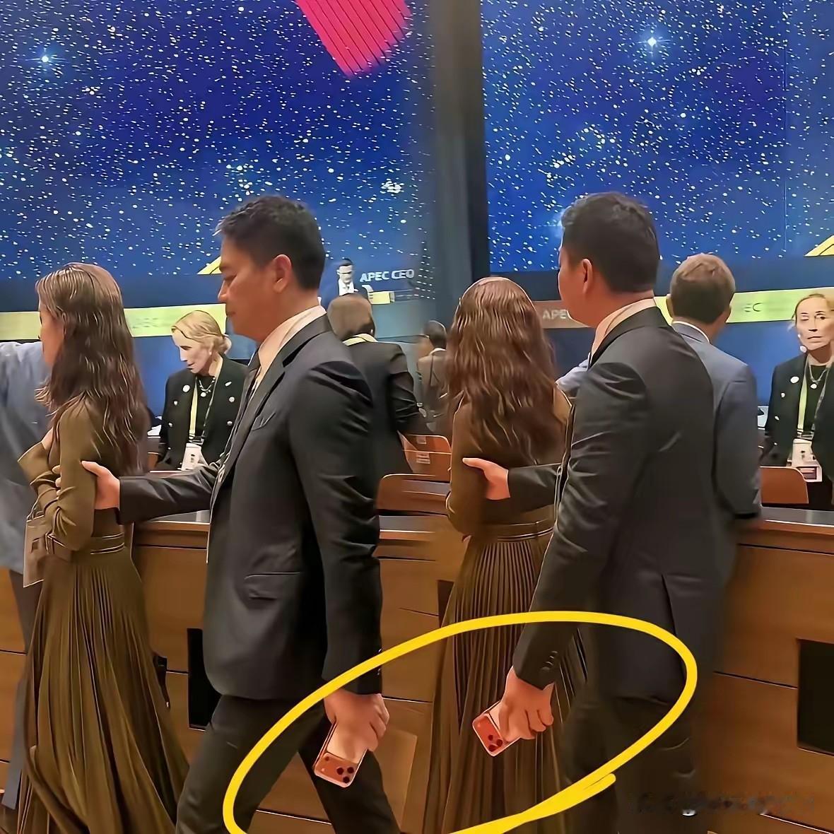 章泽天现在变得珠圆玉润了反观东哥,头发凌乱,双眼无神两个人现在站在一起真的不