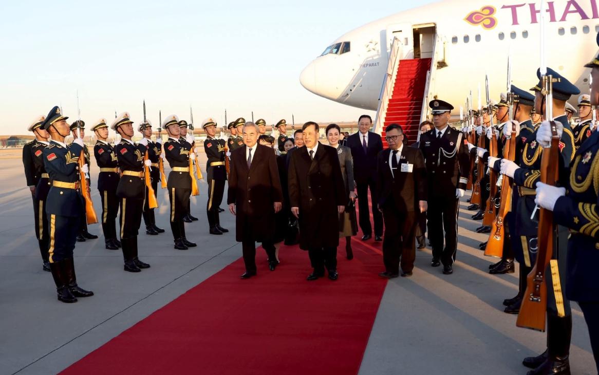 高清镜头下的泰国国王，穿着双排扣风衣抵达北京，系着的是黑色领带，一身全黑穿搭太有