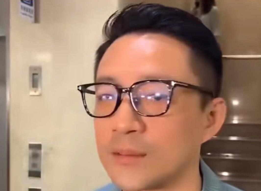 对，汪小菲就该用这种眼神“杀死”拦路追问的湾湾某些媒体……汪小菲这次回湾湾，在