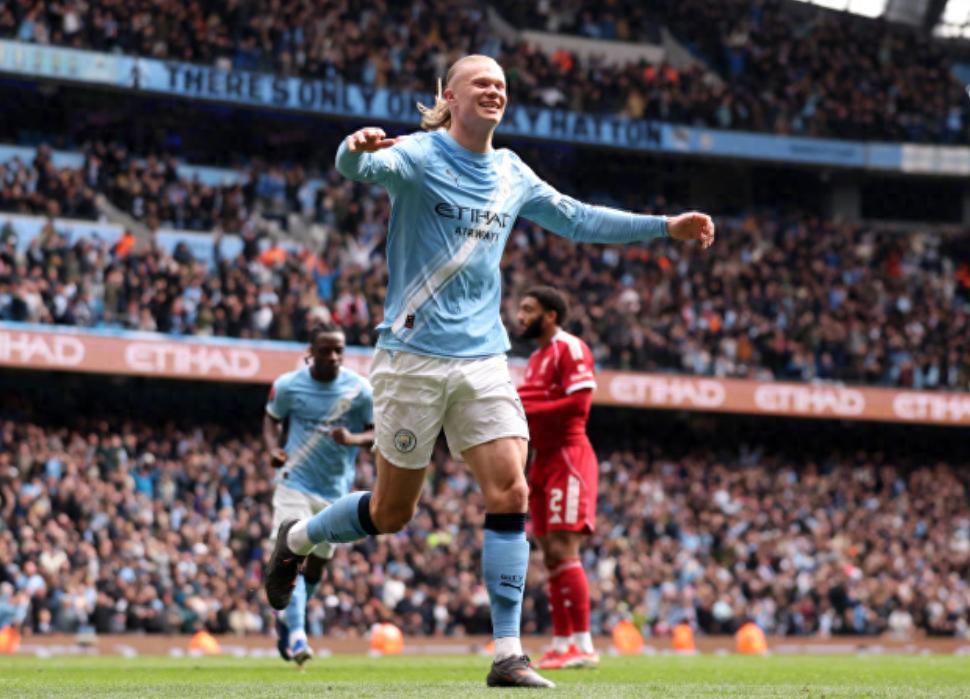 足总杯1/4决赛中场休息，曼城更衣室内应该是这样的，瓜迪奥拉直接动手了，我不