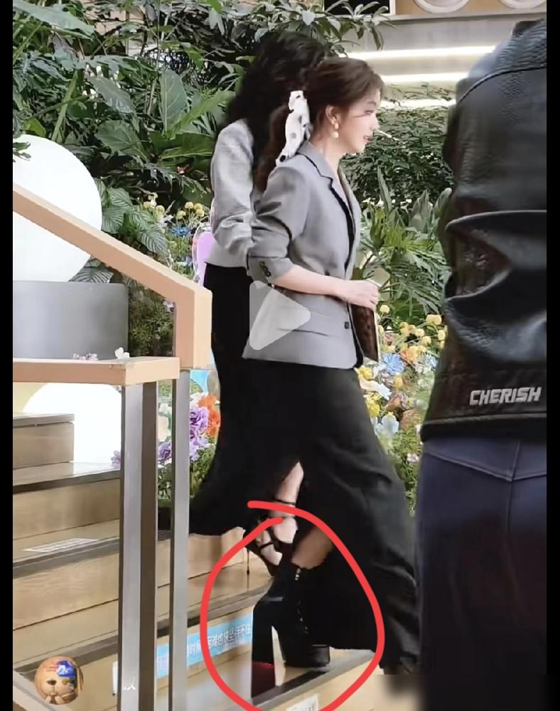 跟185cm王凯搭戏，谭松韵踩10cm松糕鞋还得站苹果箱上挪步！《锦衣之下》
