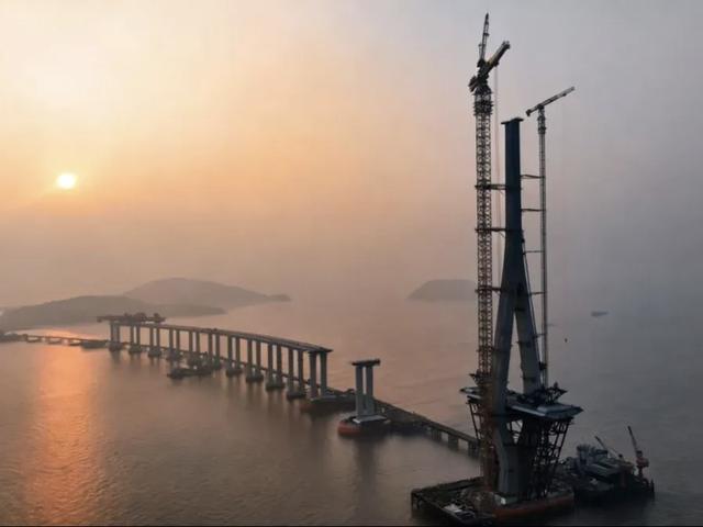 世界最大跨度三塔钢箱梁斜拉桥首对斜拉索挂设