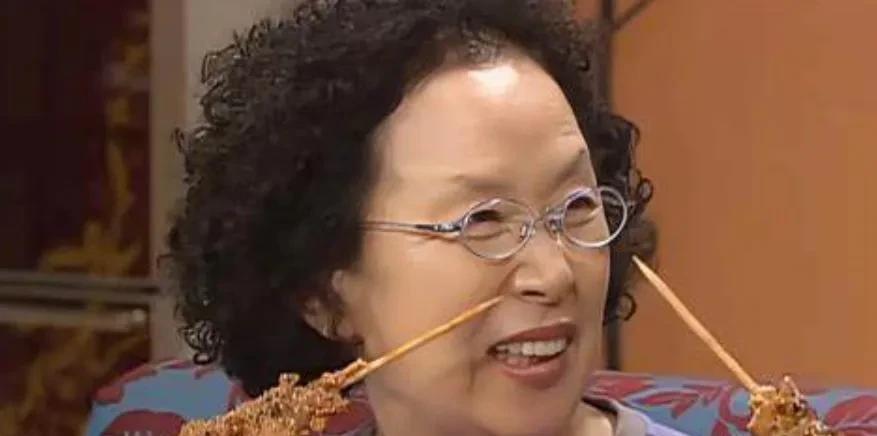 原来这个韩国老戏骨，出生于中国，在中国生活了五年。<em>罗文姬</em>出生于1941年，当时