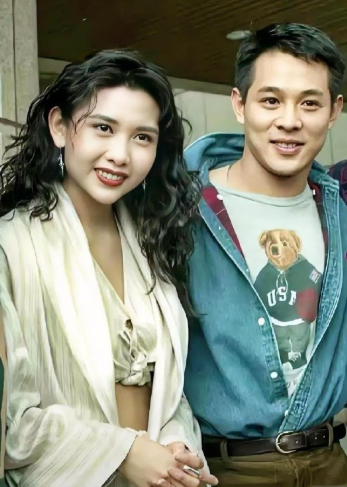 这是1994年老照片，邱淑贞与李连杰的留影旧照，那时候邱淑贞26岁，李连杰32岁