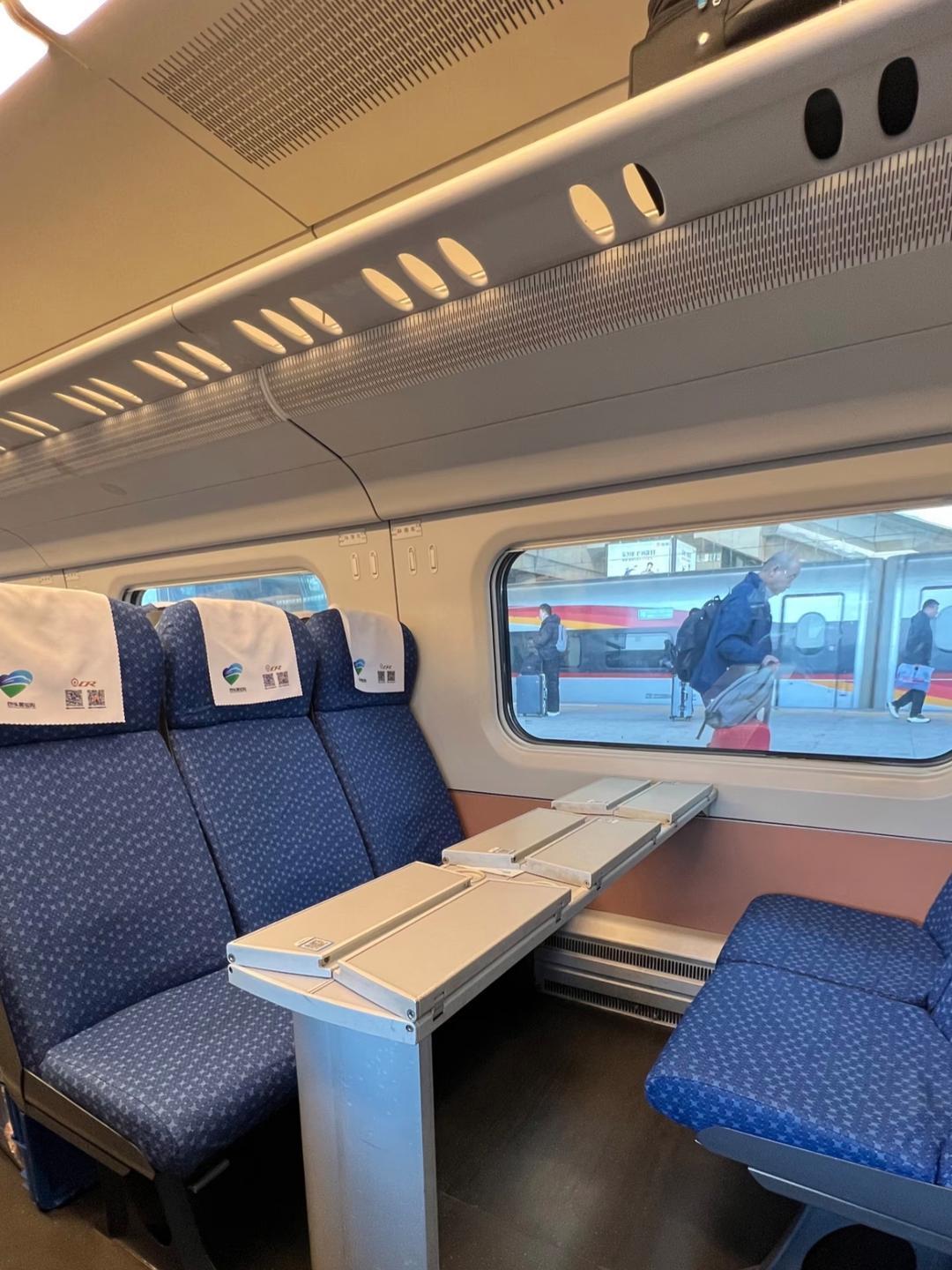 第一次坐这种高铁座位，直接看傻了!以前坐高铁，要么是一排挤仁人的硬座，要么是商
