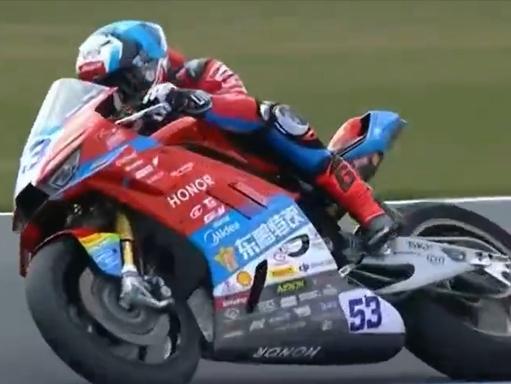 太燃了！张雪机车热身赛又拿第一恭喜张雪机车！荷兰站热身赛直接拿下第一名，单圈