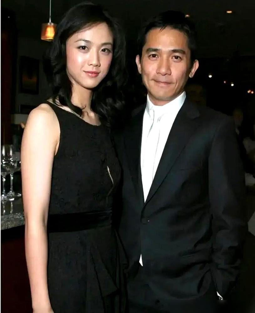 刘嘉玲看到一半，铁青着脸冲出了影院。那场戏，李安清了场。当年梁朝伟拍《色，戒