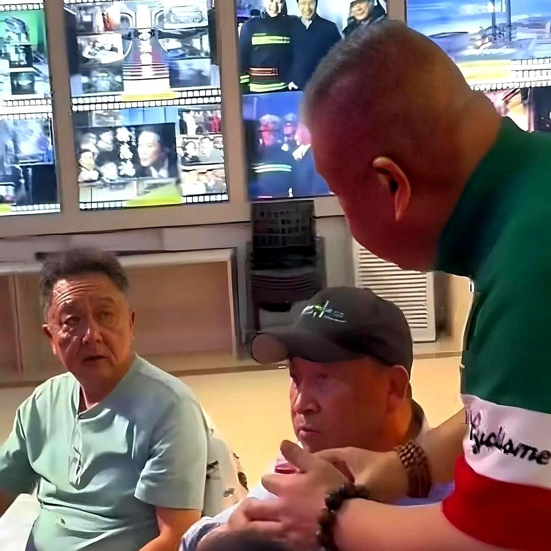 网传姜昆和于谦是死对头？这回真没戏看了。近日梁天新剧开机，这俩人在影视基地碰