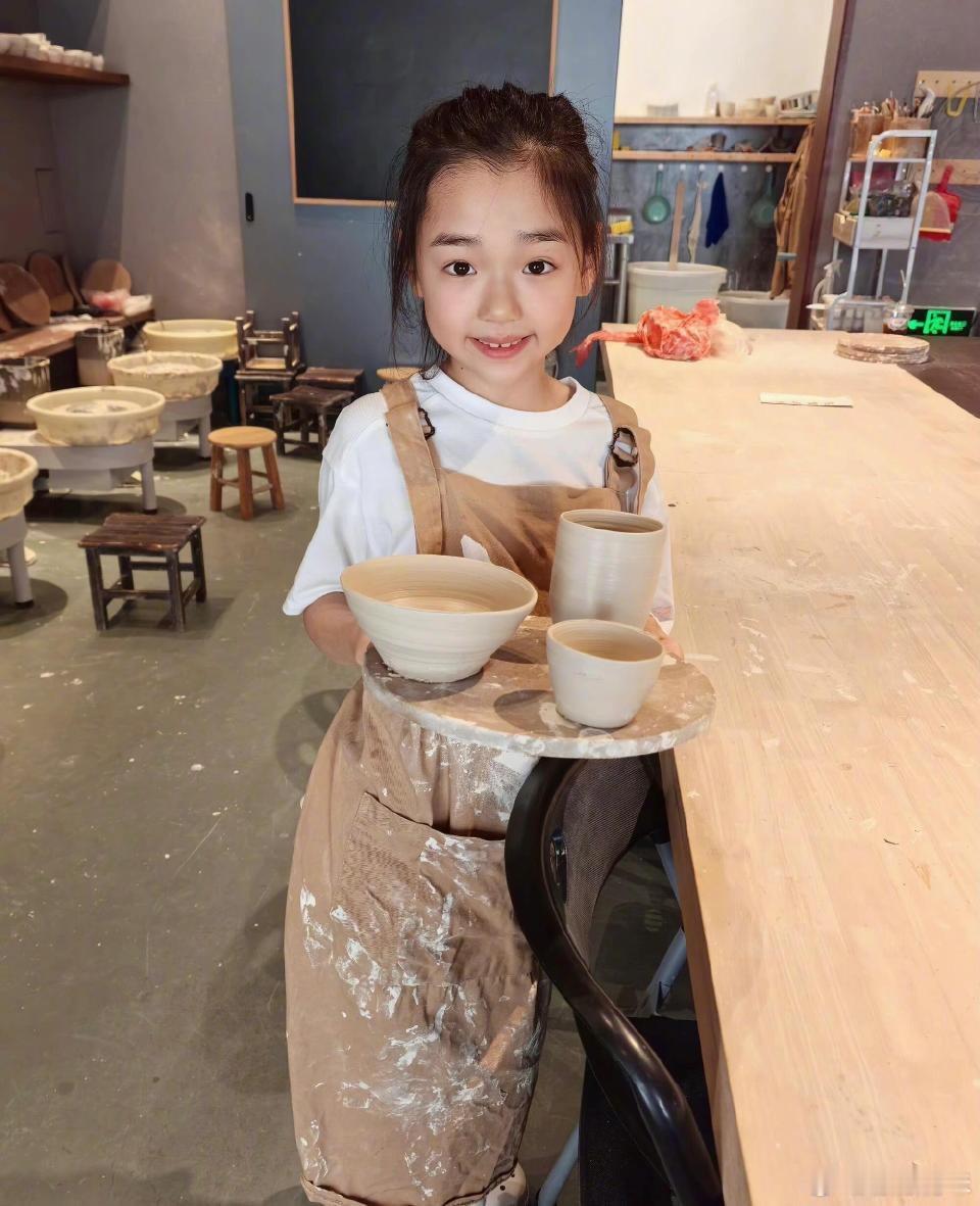 真想求个同款娃，小酒窝懂事又上进，自带事业心的模样太让人羡慕了！