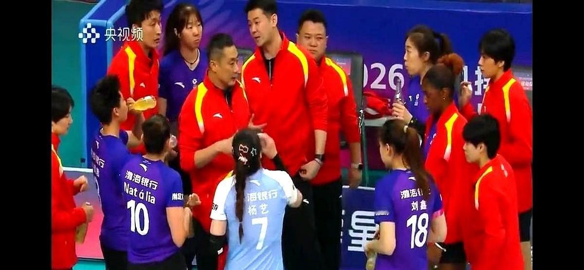 真的让人心疼，天津女排这股劲儿！主力李盈莹伤缺，半决赛就得让刘美君和王艺竹顶