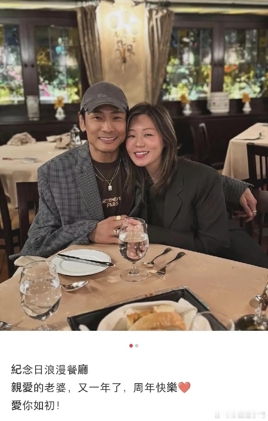 杜德伟与妻子庆祝结婚纪念日，妻子李晓冰比他小24岁，怎么看着年龄差不多呢，一点都