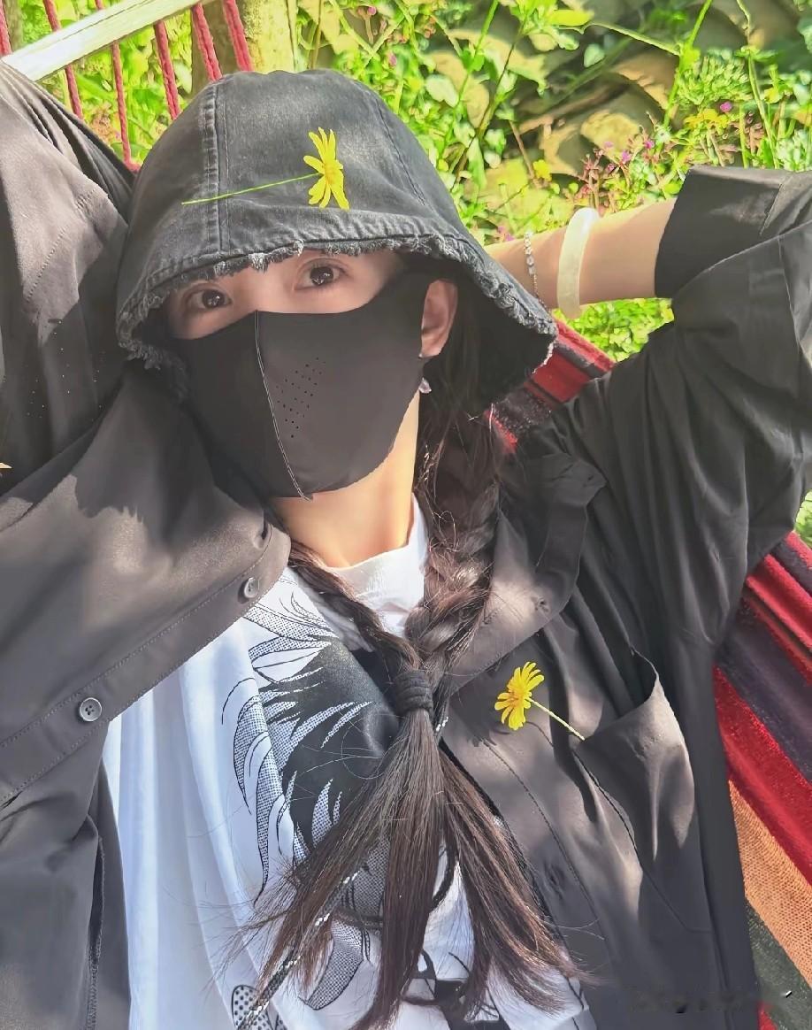 杨幂一口气连发18张生活动态图，并配文，遇见小猫的下午！如此生活化的日常分享，粉
