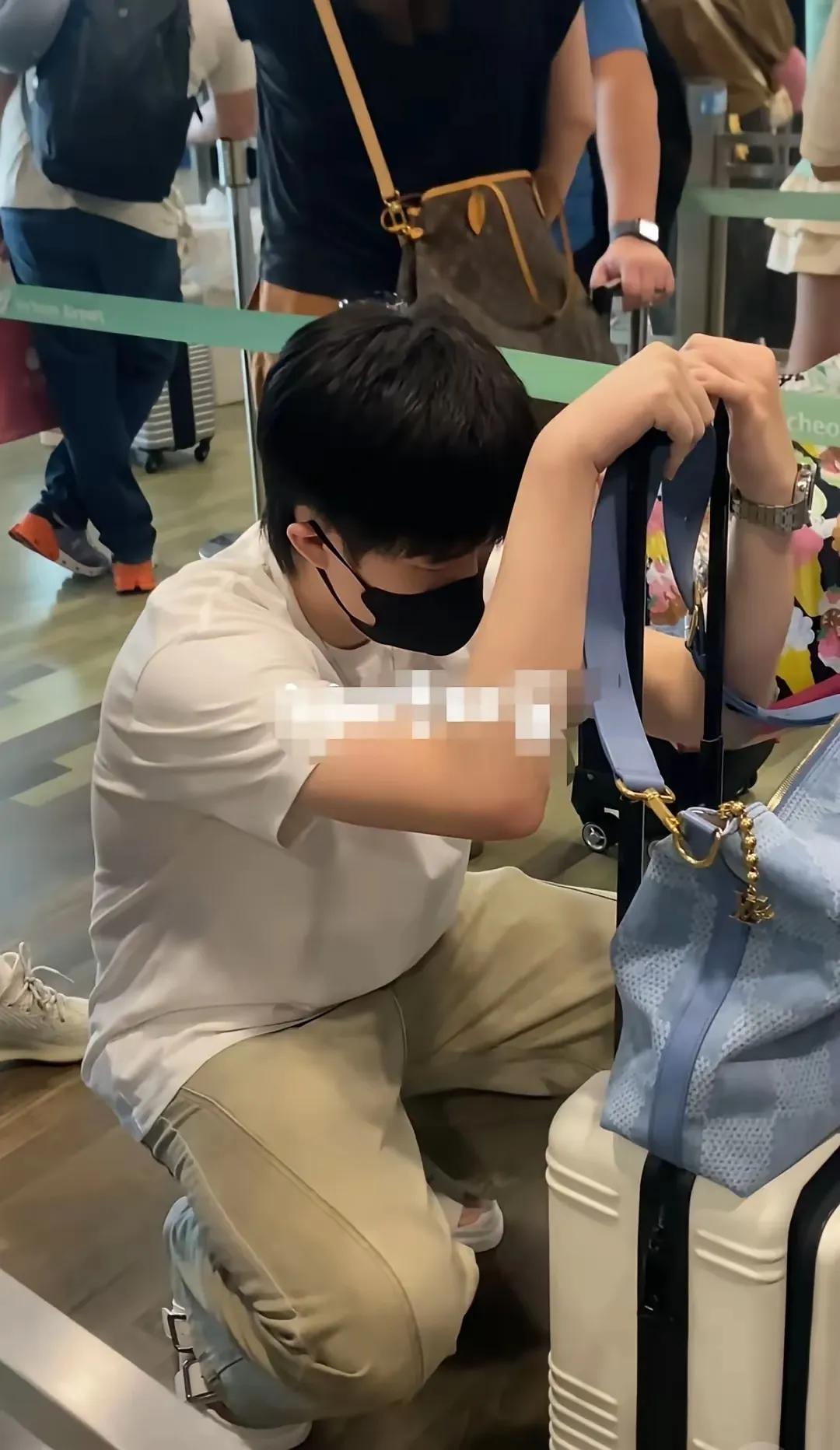 大头排队等手续有些累了！国乒一大早就去北京机场，在机场还要办诸多手续，才能登机