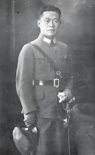 【邱清泉的防泄密措施】 邱清泉精通英语、德语。他知道国民党国防部颁发的所谓“