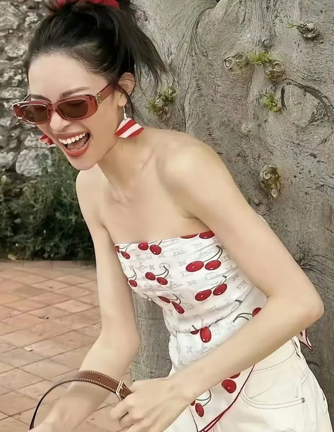 钟楚曦这个LV方巾抹胸看起来时尚又漂亮，太卡身材了吧​​​