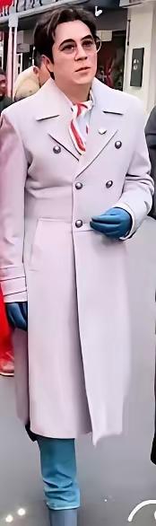 蔡国庆这打扮简直了。穿着粉色的大衣，脖子上还围个花围巾，跟个大妈们一样，姨里姨气