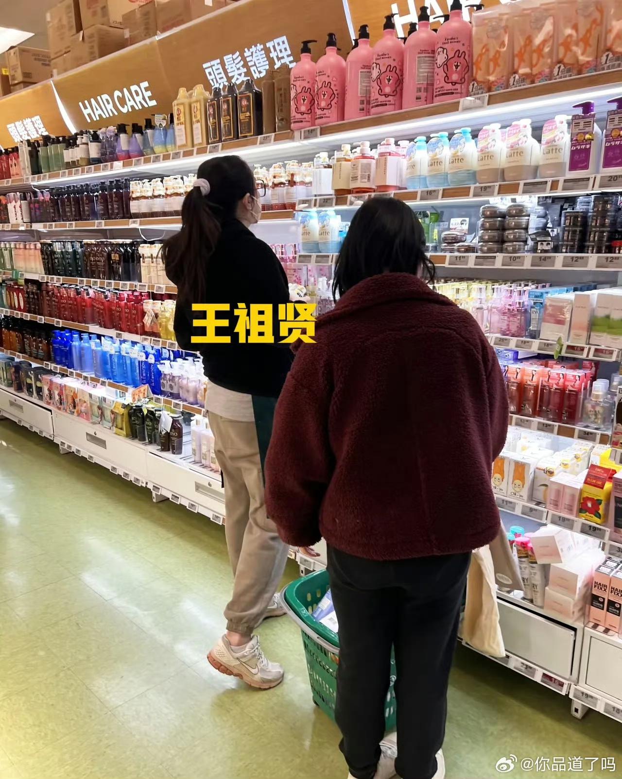 有网友在温哥华碰到王祖贤逛超市了，这大高个儿，身材是真不错！她今年都59岁了，还