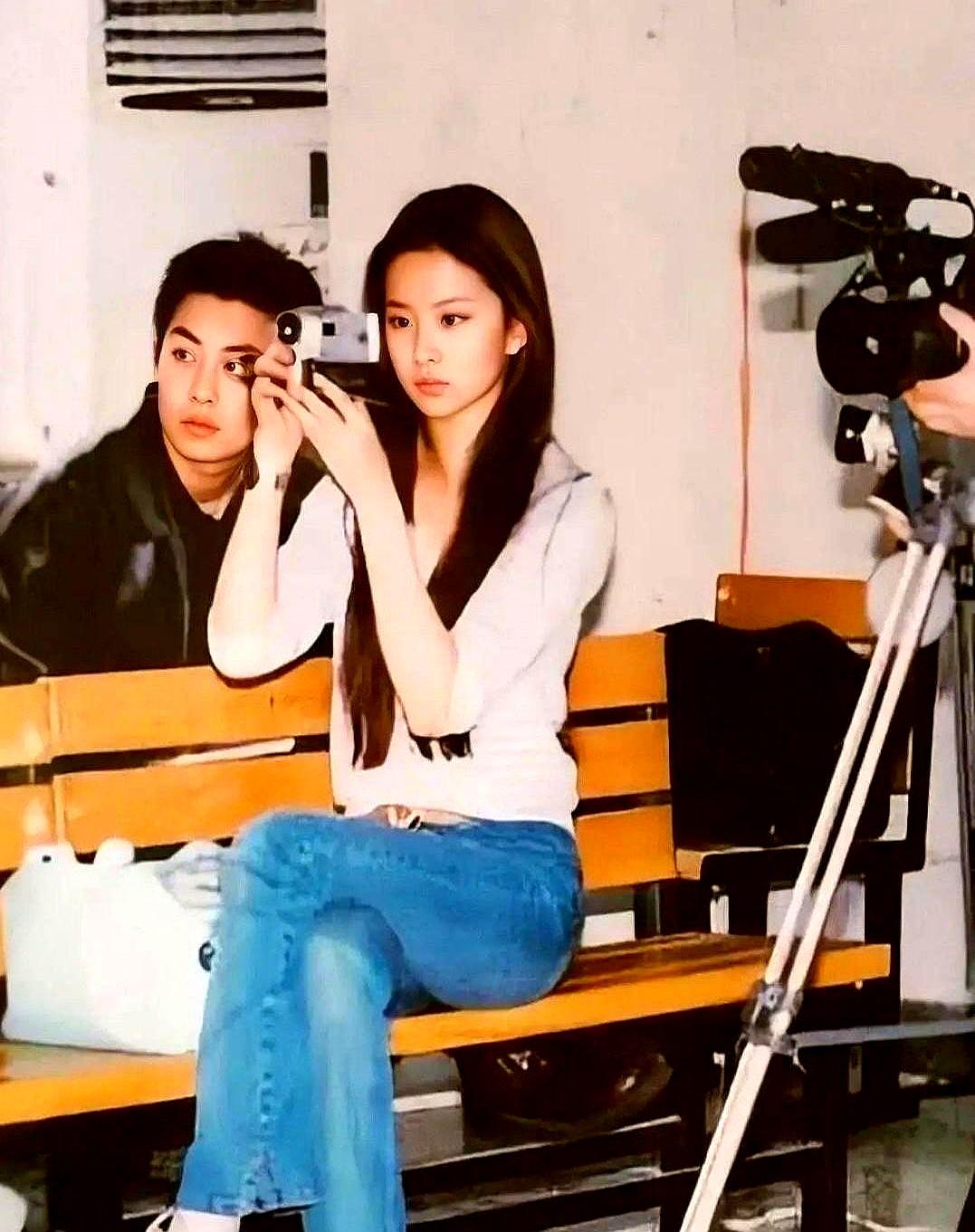 朱亚文的床只要罗晋敢坐，他抬手就把人推下去，唯独刘亦菲想怎么躺就怎么躺。他洁