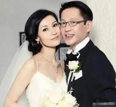 许晋亨的父亲看人还是挺准的，1988年一直不同意许晋亨娶刘嘉玲，觉得刘嘉玲性子太
