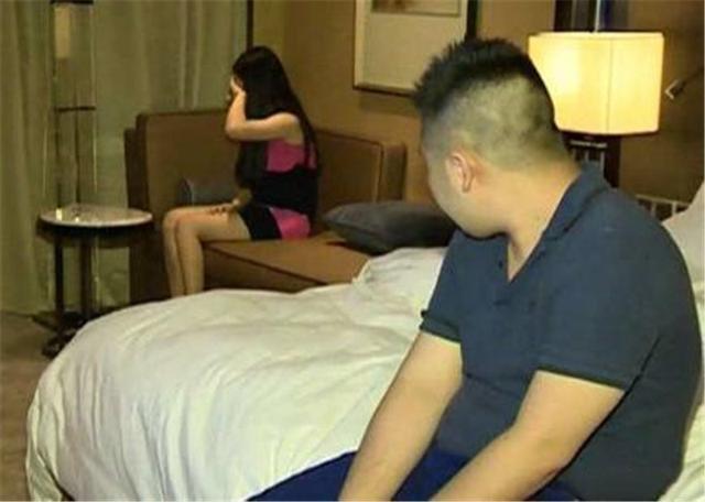 “太荒唐了！”江苏南京，男子和女友入住了某酒店463房间，一晚价格430元。晚上