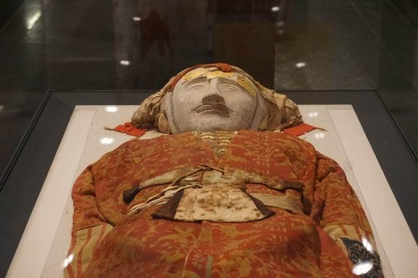 1995年，考古工作者在新疆罗布泊营盘遗址开展考古工作时，开启一座雕刻精美、色彩