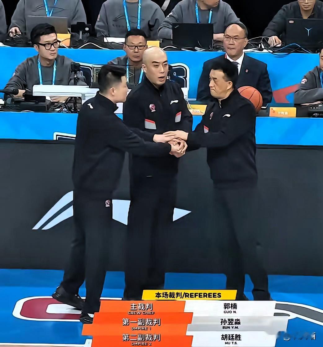 建议严查京辽大战的裁判！这哪是执裁，分明是在砸CBA的招牌！99号裁判连