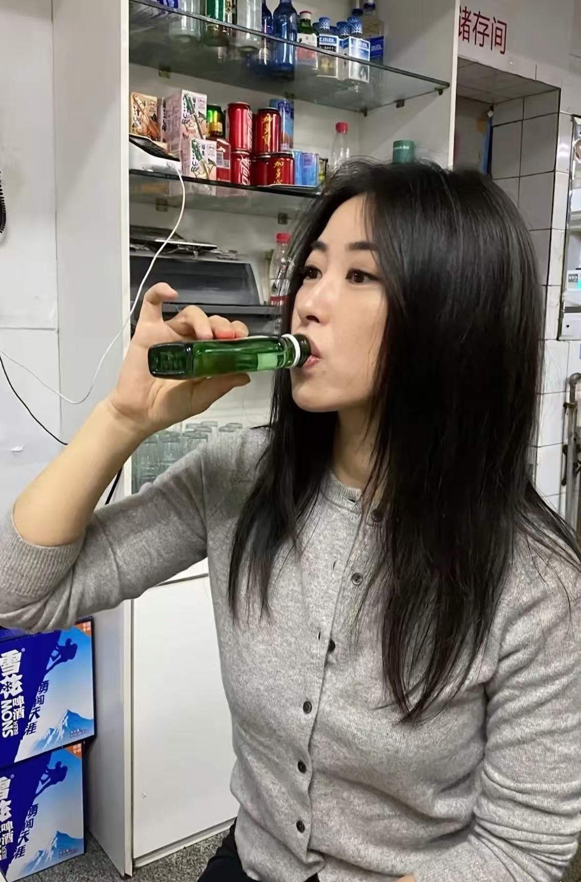 朱珠好猛啊，居然直接喝一瓶酒，是二锅头吗？