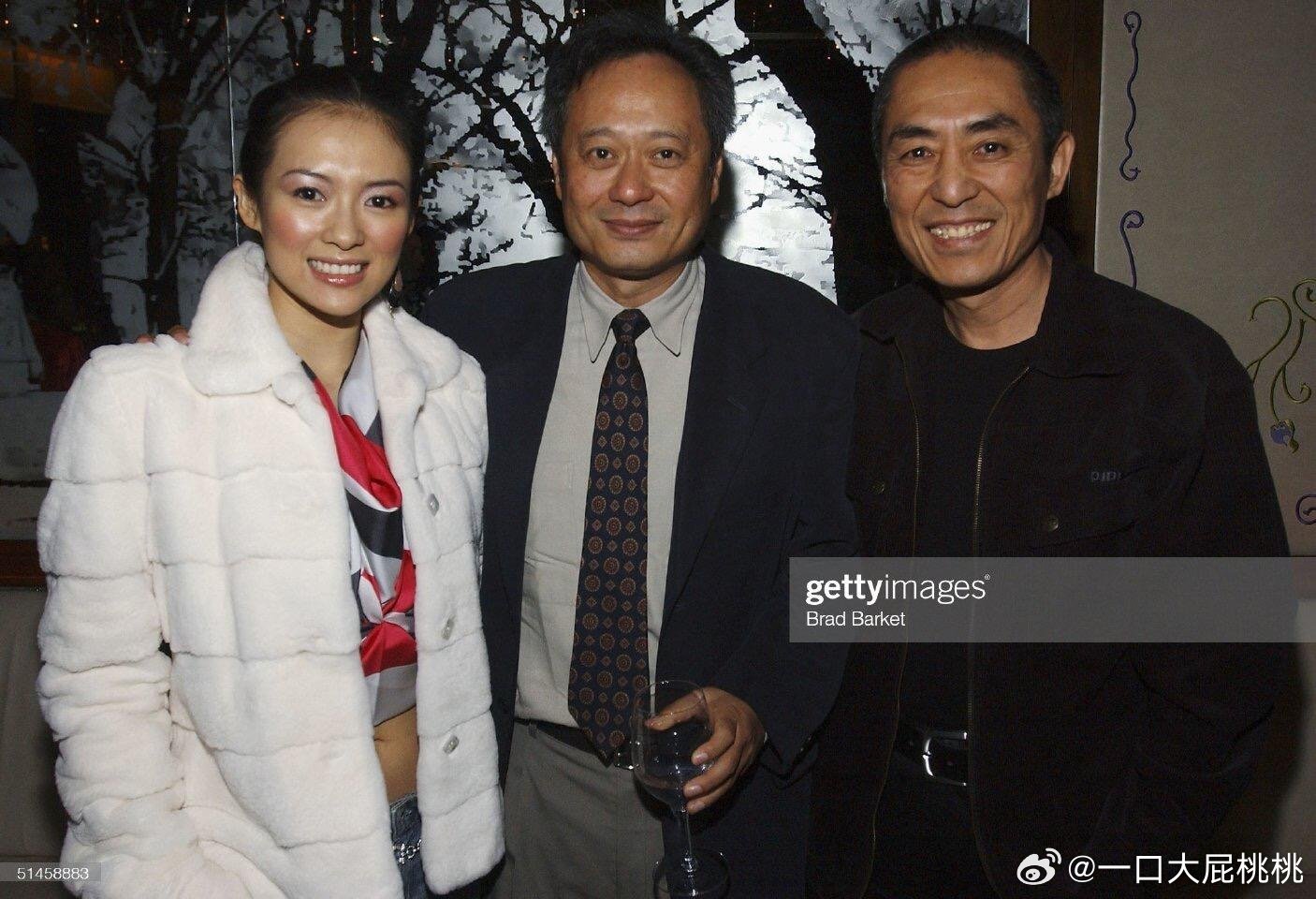 2004年十面埋伏纽约首映礼，章子怡方巾挂脖加低腰牛仔裤造型出席，意气风发那年正