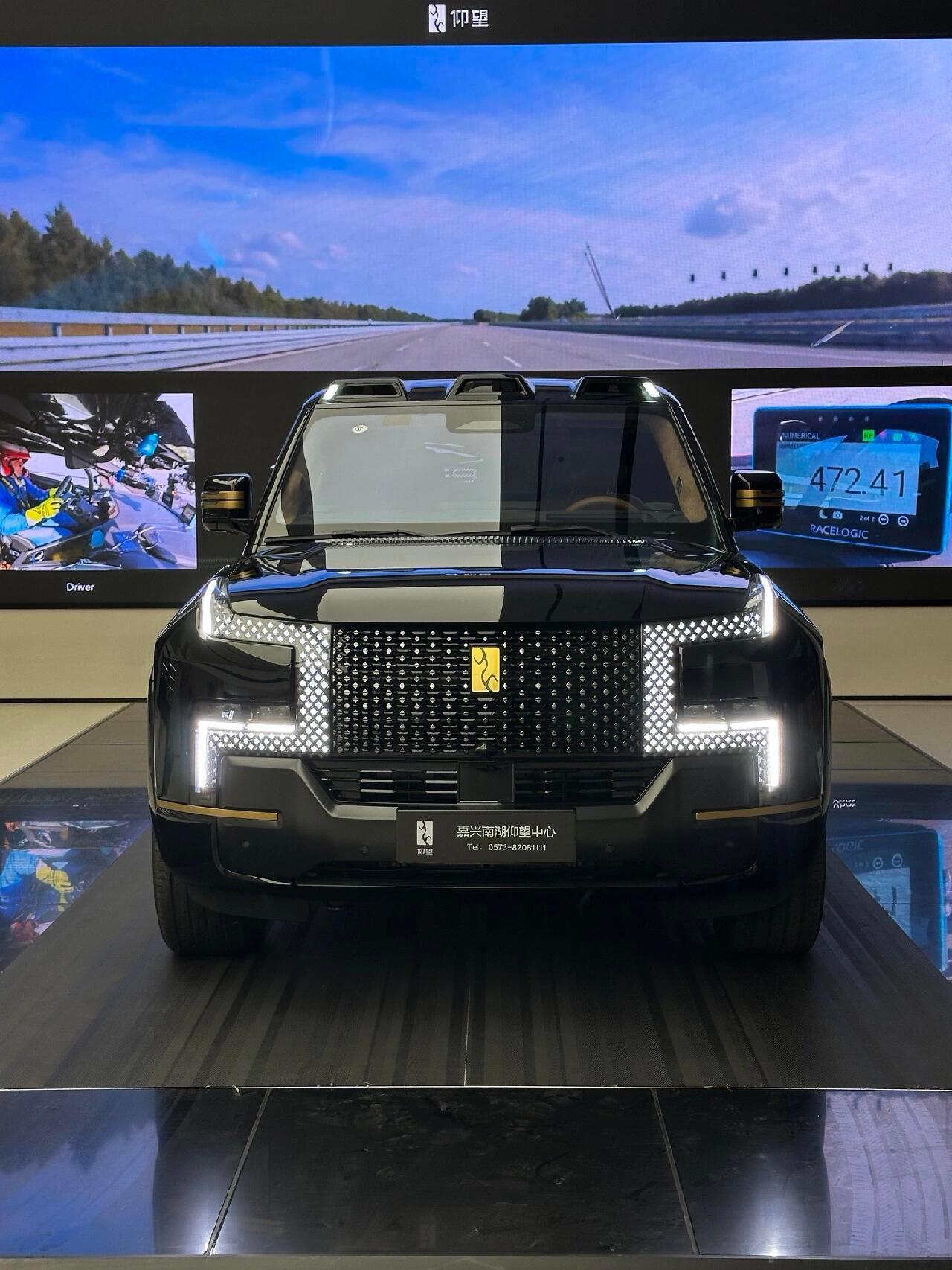 仰望U8L实车体验，这气场直接封神！谁能拒绝一辆黑金色的“陆地坦克”！这哪里是S