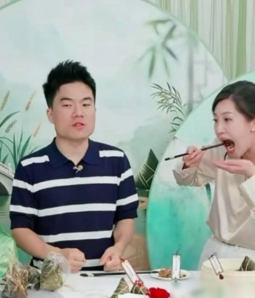 董宇辉正在卖定制粽子，镜头前，他扭头问身边的盼盼：“口感怎么样？”现在直播间