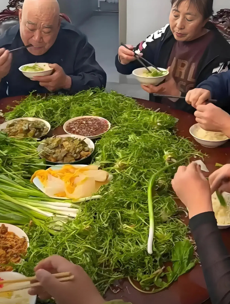 来大家一起吃，别客气，自己动手啊。